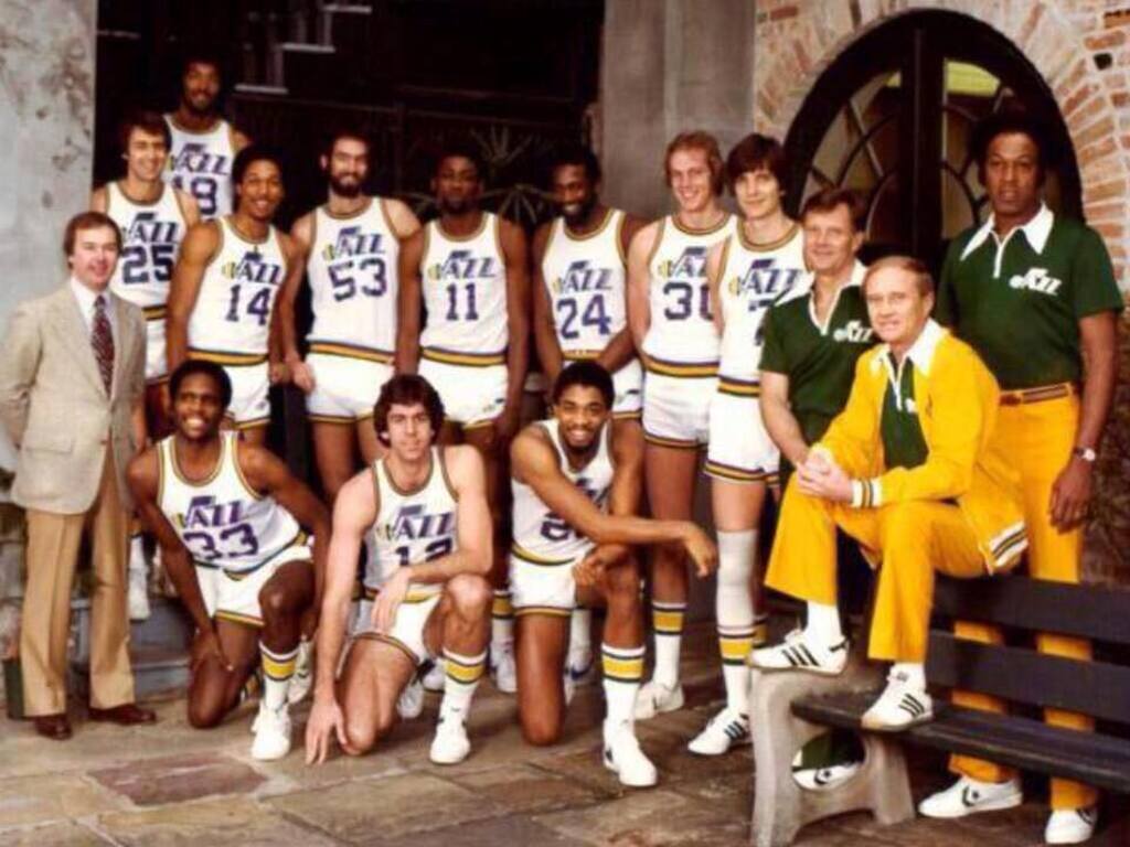 parte do elenco de 1974 do utah jazz historia reunido para a foto