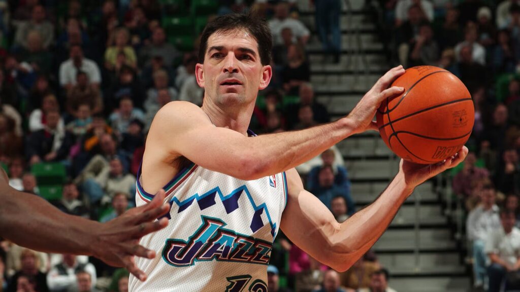 john stockton, que jogou pelo utah jazz historia, em quadra com a bola em maos