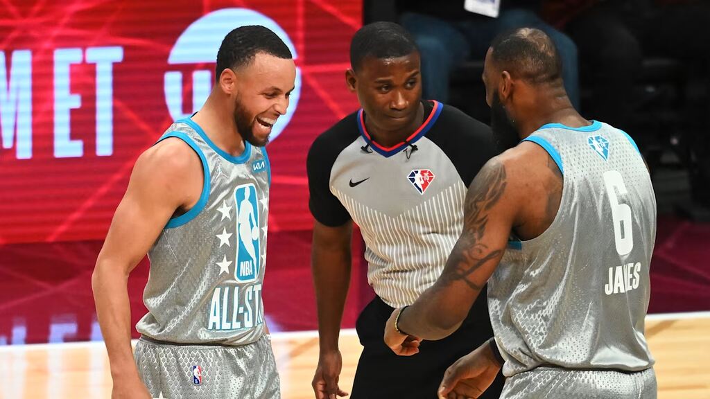 jogadores prestes a jogar o all star game da nba em campo