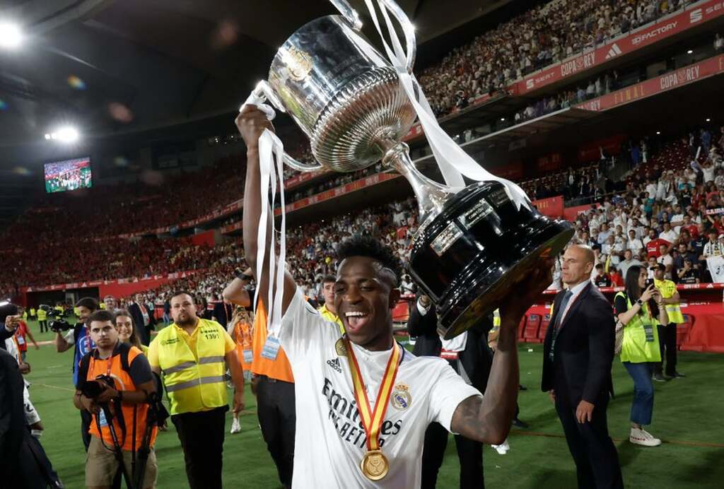 vini jr com a taça da copa do apostas campeonato copa do rei da espanha