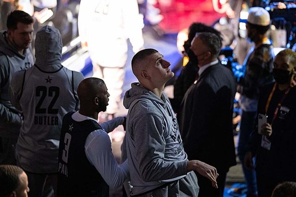 jogador que sabe como apostar em rebotes na nba observa a torcida a partir da quadra