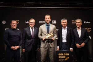 Harry Kane, que sabe como funciona a premiação da chuteira de ouro, recebendo o premio