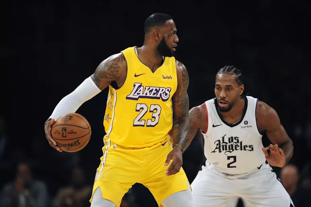 jogadores dos lakers e do los angeles clippers historia se enfrentando em quadra