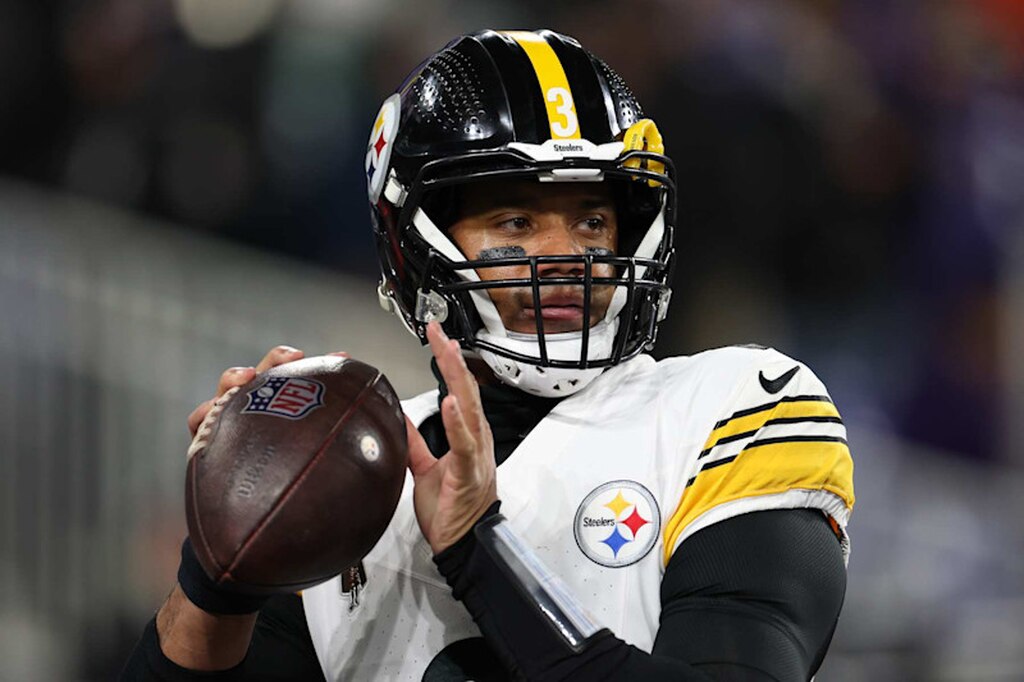 russel wilson com a bola na mao pelos steelers. O jogador é um dos maiores quarterbacks da historia