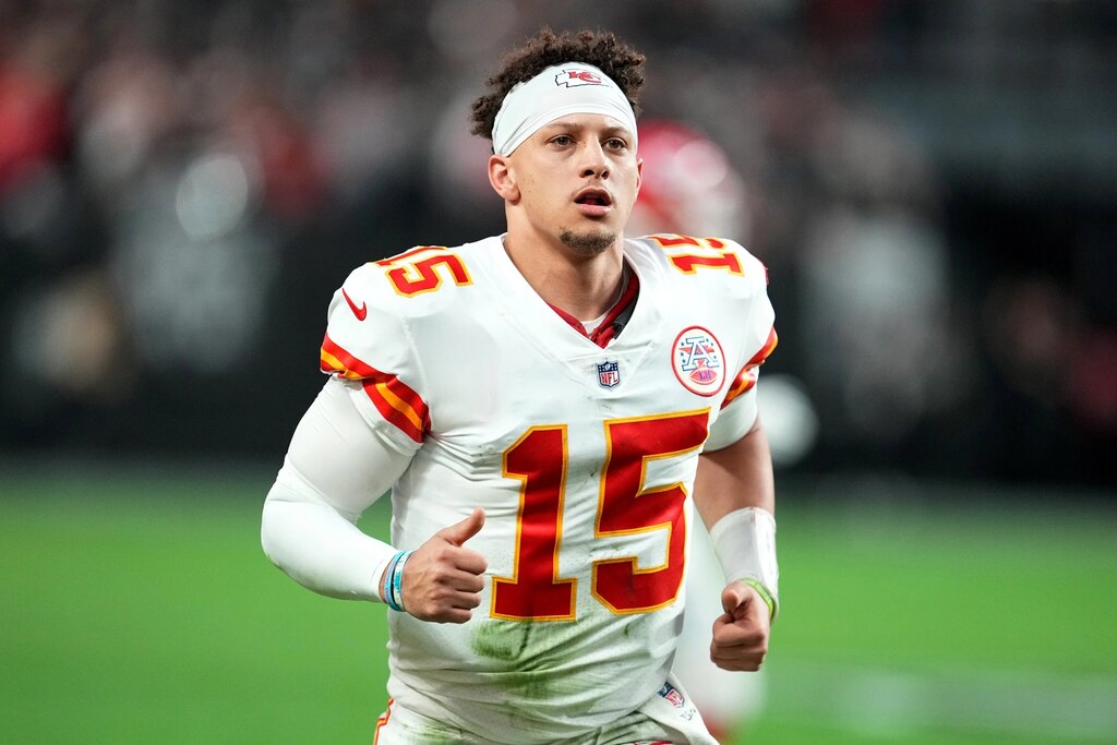 patricks mahomes em campo pelos chiefs, e considerado um dos maiores quarterbacks da historia