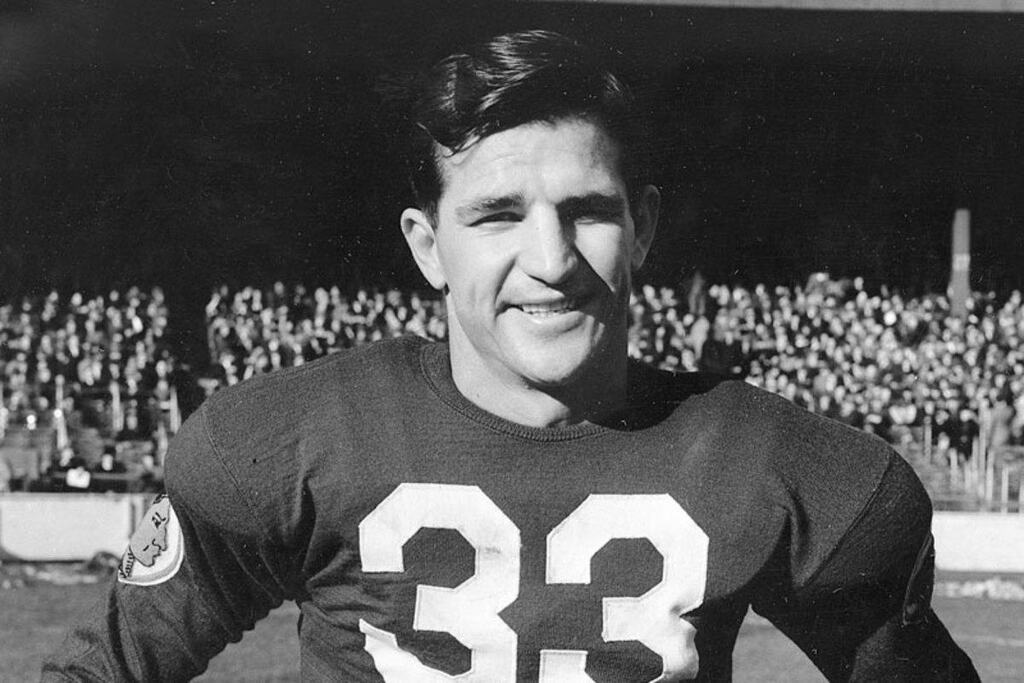 sammy baugh sorrindo para a foto, e considerado um dos maiores quarterbacks da historia