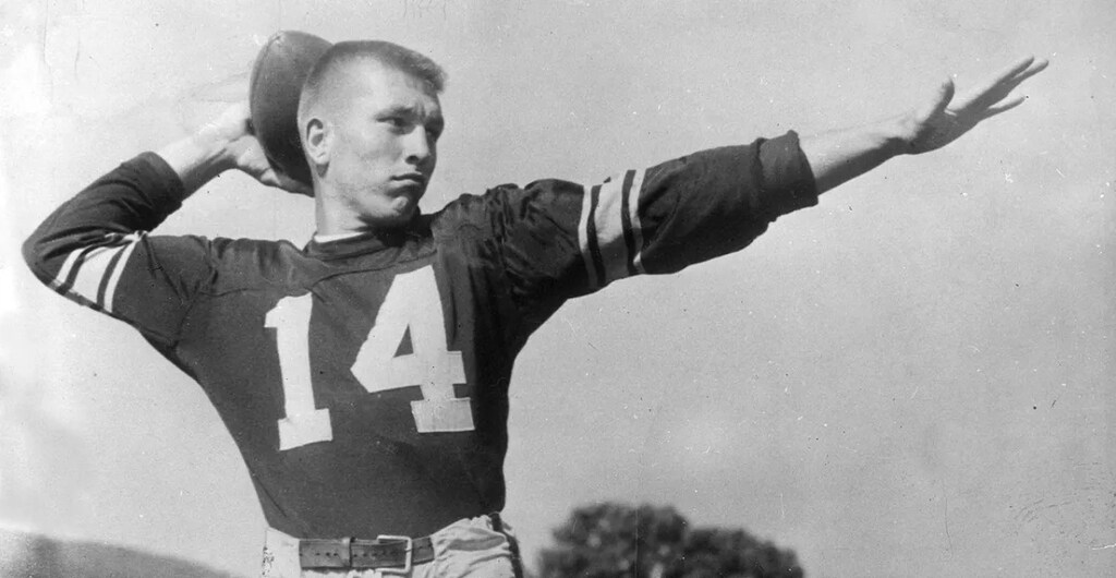 johnny unitas prestes a lançar uma bola em campo, e considerado um dos maiores quarterbacks da historia