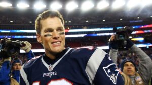 tom brady em campo, considerado um dos maiores quarterbacks da historia