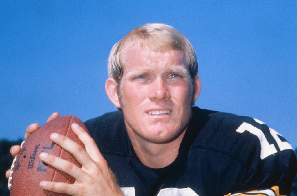 terry bradsaw de uniforme e com a bola em maos. o atleta é considerado um dos maiores quarterbacks da historia