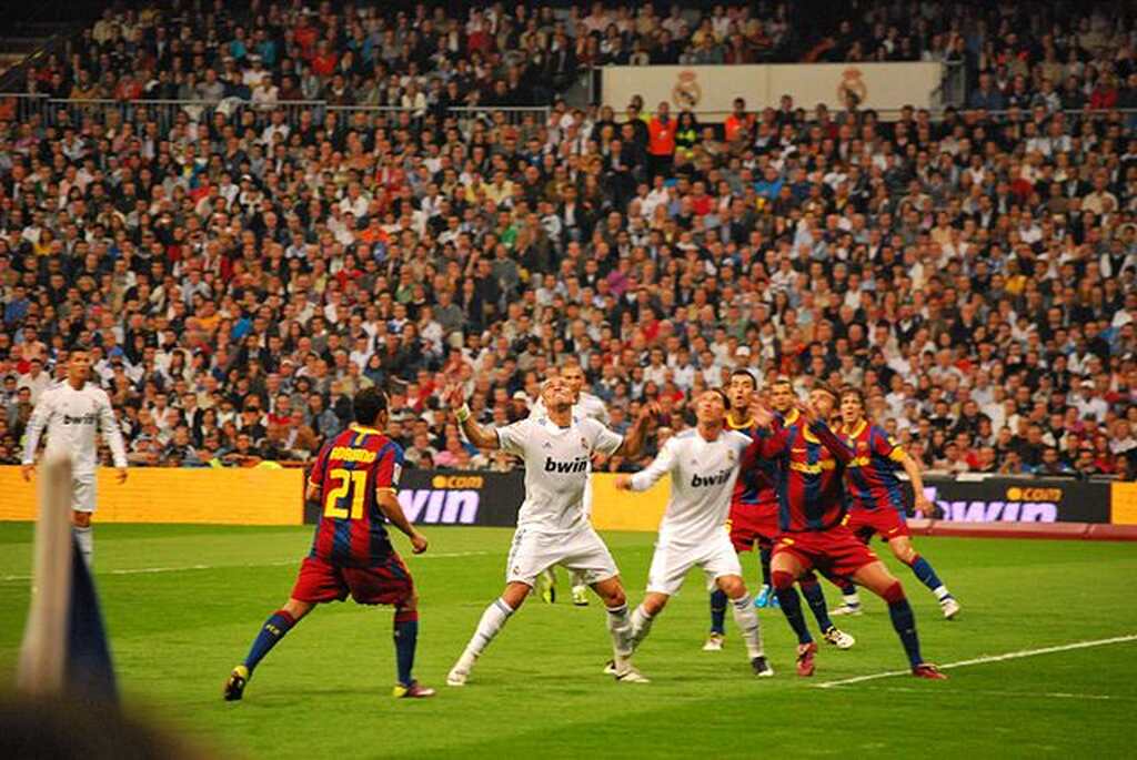 jogadores do barcelona e real madrid, uma das maiores rivalidades do futebol mundial, se disputando em campo