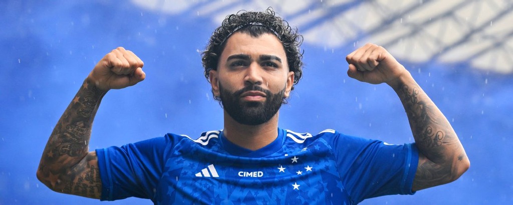 gabigol com a camisa do cruzeiro, um dos destaques do mercado da bola