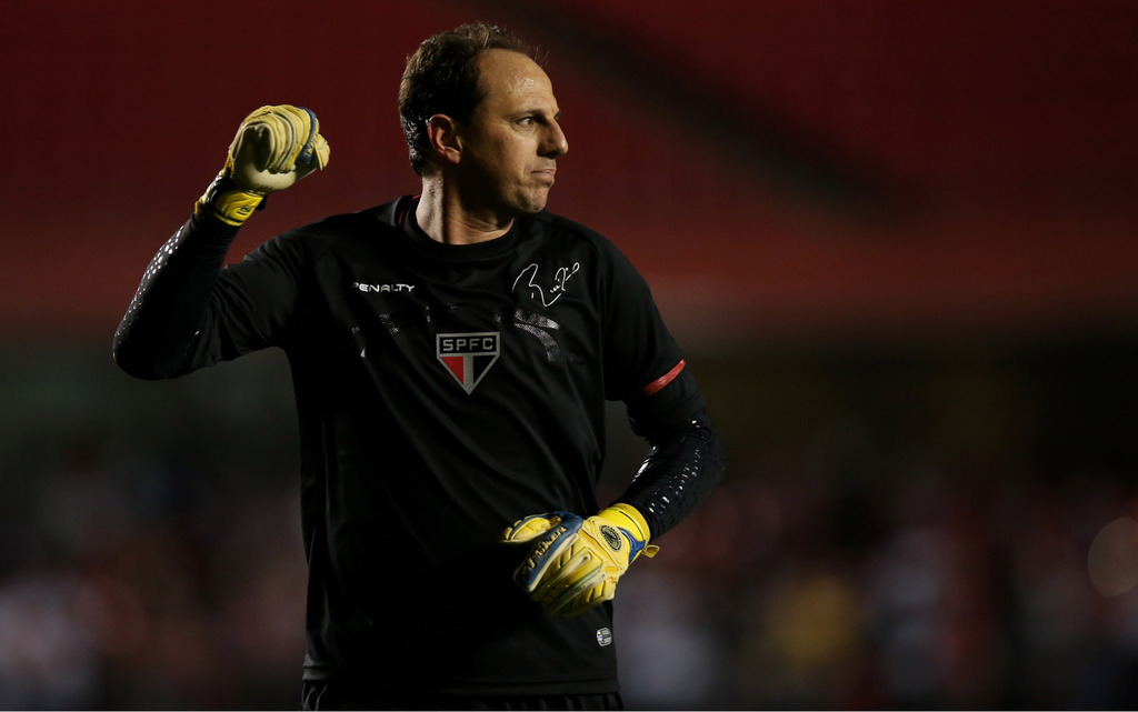 rogerio ceni, quando atuava pelo sao paulo, em campo. o jogador já recebeu bolas de prata