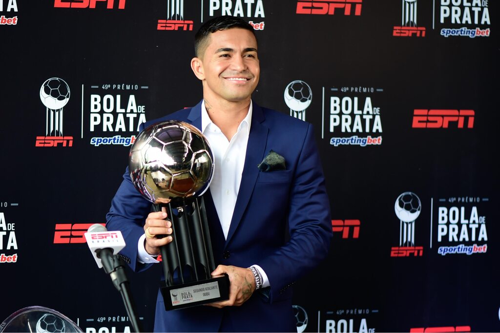 dudu, ex palmeiras, segurando a bola de prata após vencer o premio