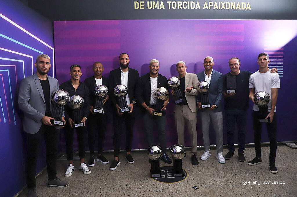 diferentes jogadores do galo com o premio da bola de prata