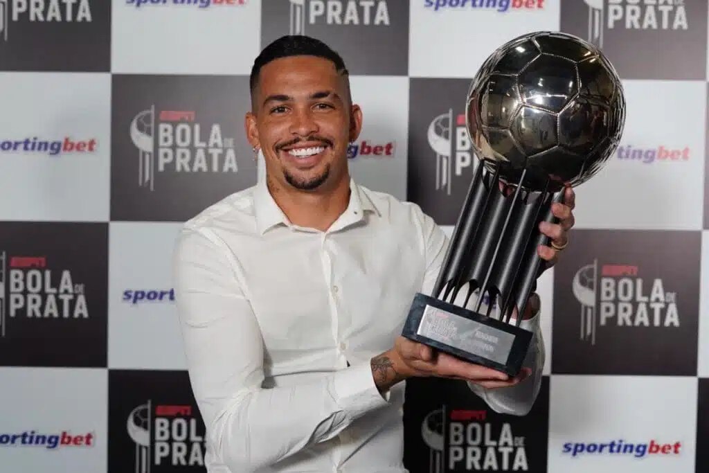 luciano, do sao paulo, segurando a bola de prata