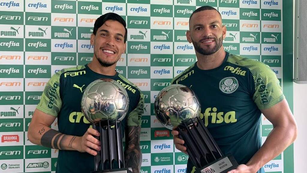 jogadores do palmeiras com a bola de prata em mãos