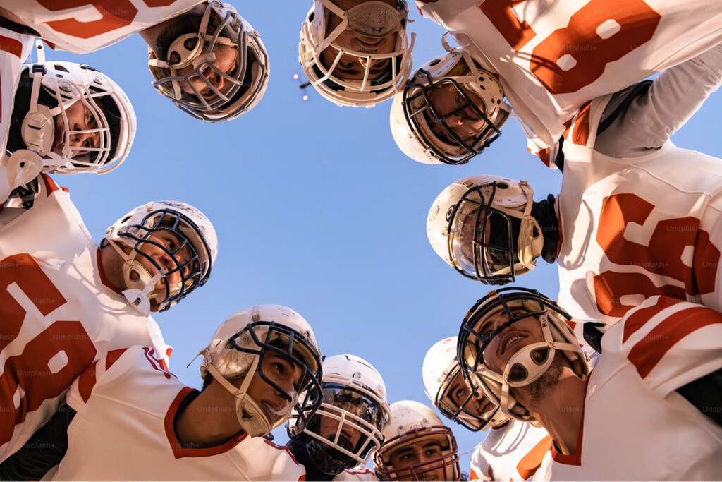 jogadores que tem os maiores recordes da nfl reunidos ao redor da camera