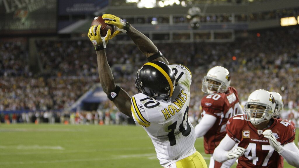 jogador do steelers pegando a bola no ar em campo. O time detém um dos maiores recordes da NF