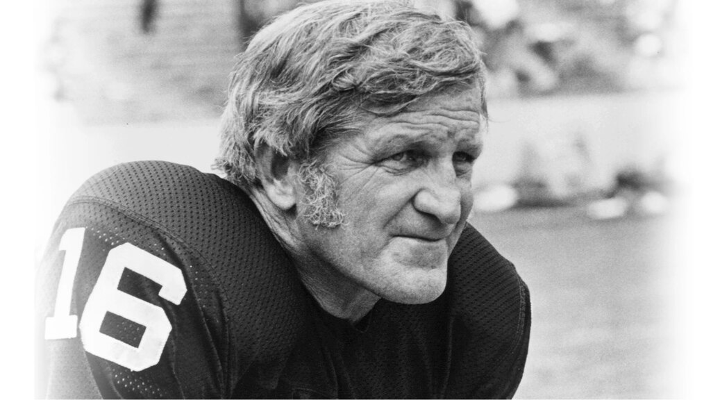 george blanda, que tem um dos maiores recordes da nfl, de uniforme