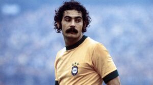 rivelino, que está na lista de quais são os maiores jogadores da historia da seleção brasileira, em campo