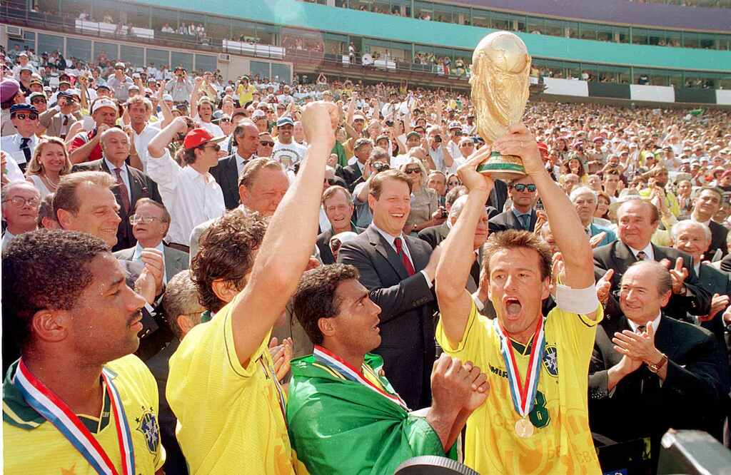 dunga, que está na lista de Quais são os maiores jogadores da história da seleção brasileira, erguendo a taça da copa do mundo