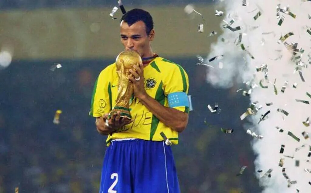 cafu, que está na lista de Quais são os maiores jogadores da história da seleção brasileira, beijando a taça da copa do mundo