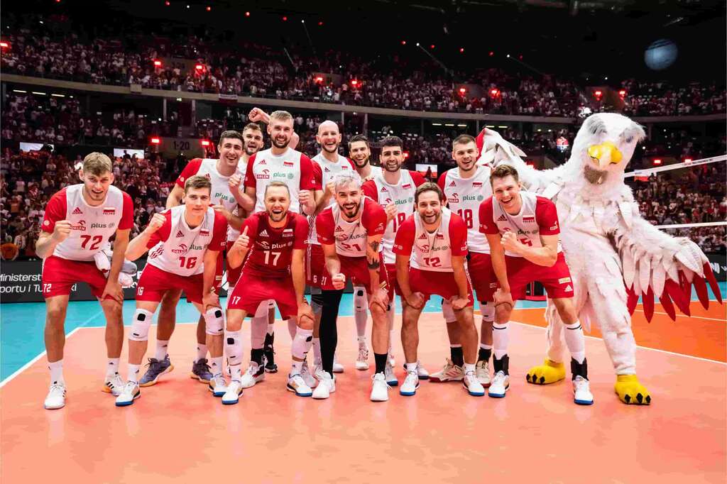 seleção de volei da polonia reunida para uma foto. A equipe entra na lista de quais são os maiores rivais do volei internacional do brasil