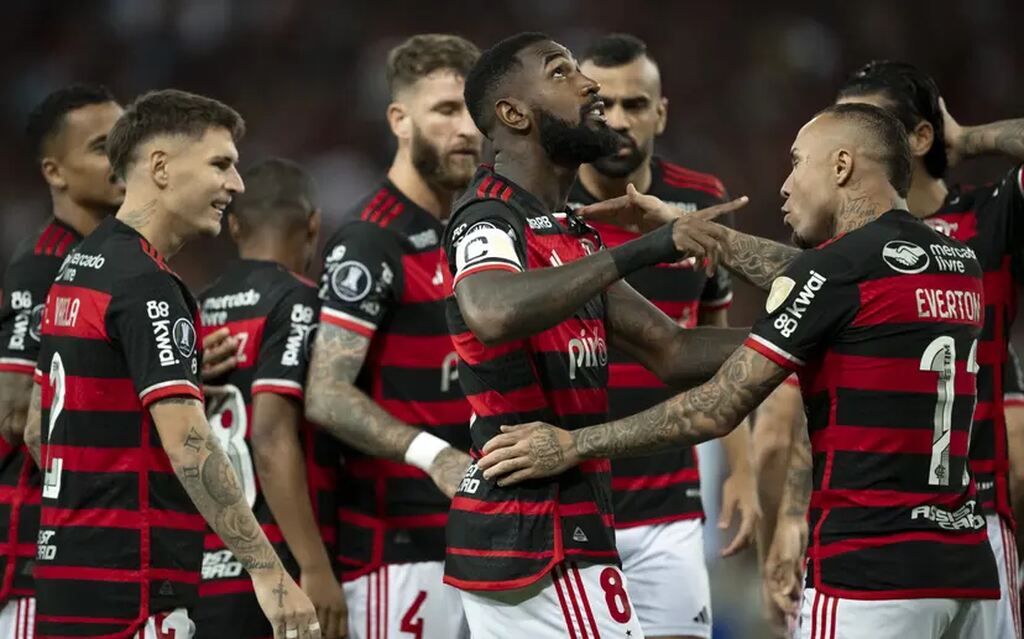 jogadores do flamengo, que está na lista de qual é o time mais rico do mundo, reunidos em campo