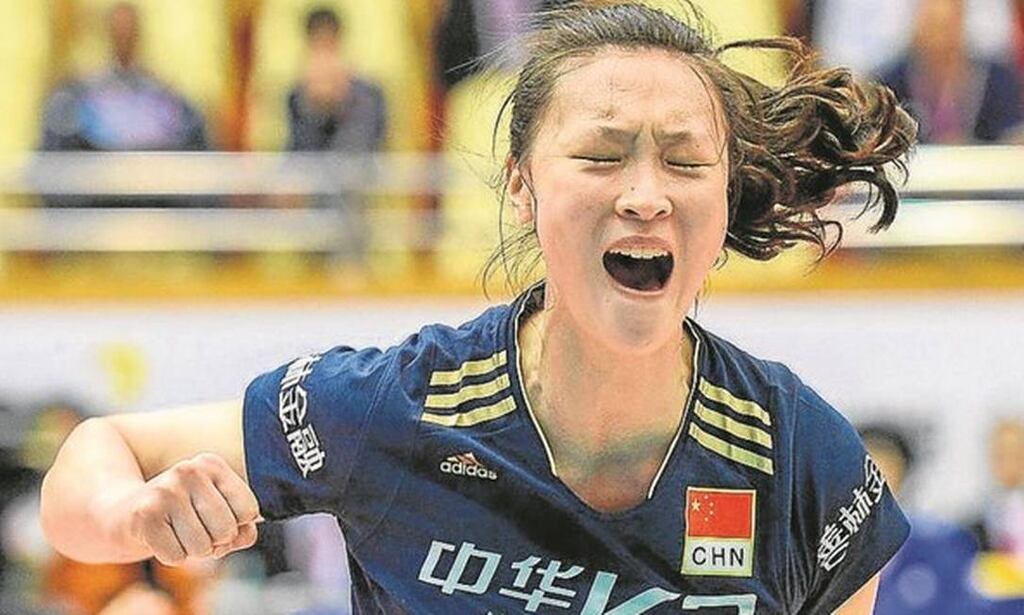 hui ruoqi comemorando em quadra pela seleção da china