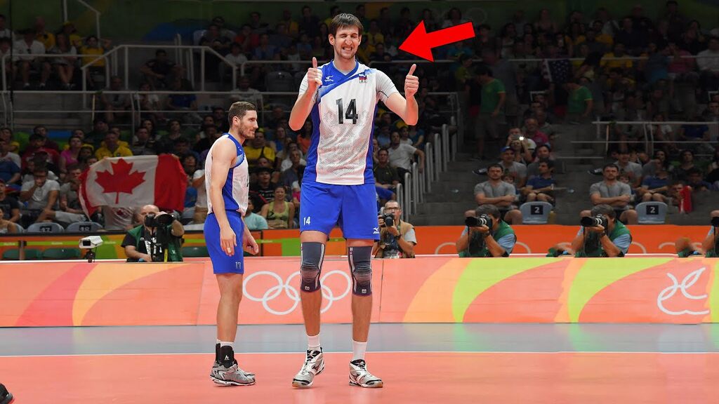 artem volvich, que esta na lista de Quem são os maiores bloqueadores do vôlei, sorrindo para a foto em quadra