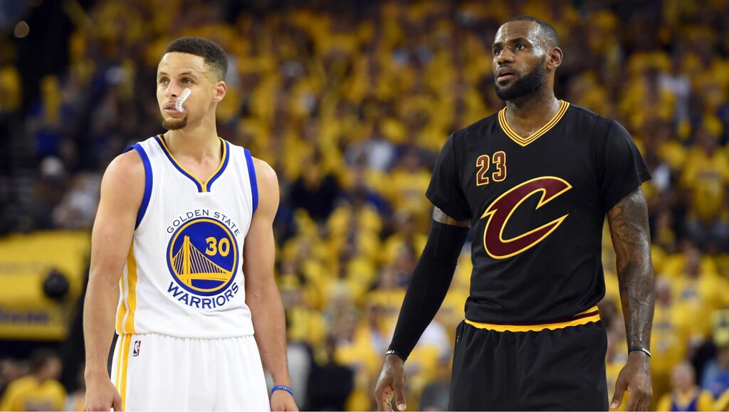 stephen curry e lebron james em quadra, disputando uma das maiores rivalidades na nba