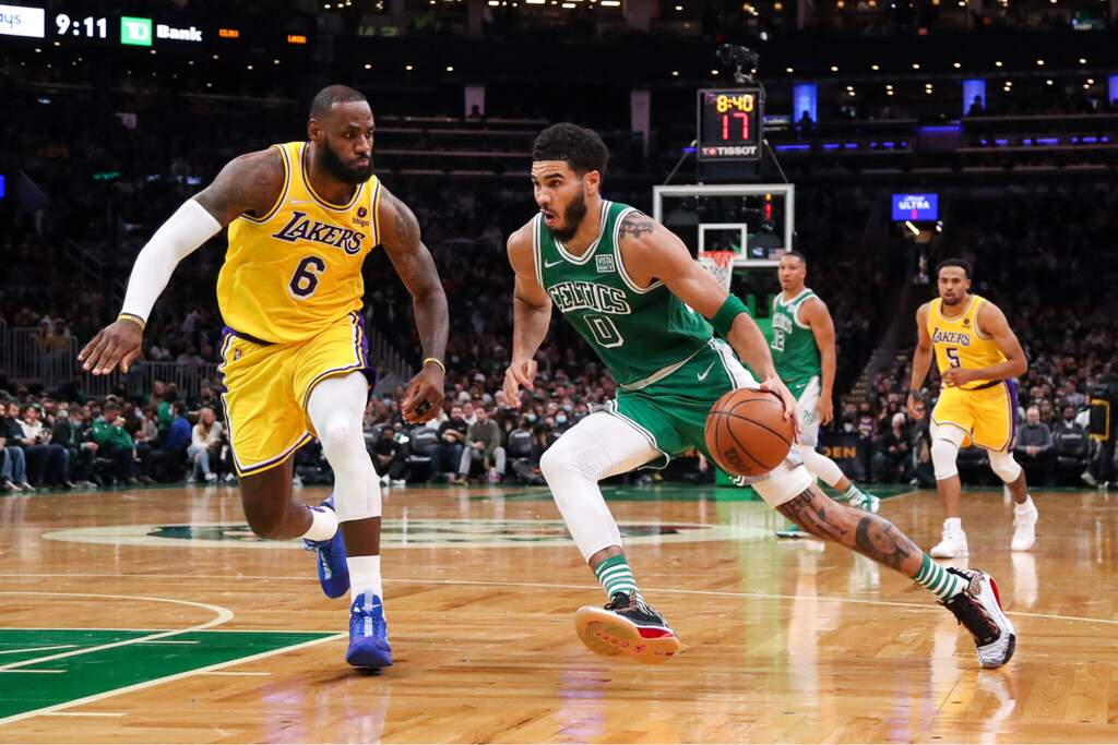 jogadores do celtics e lakers disputando entre si em quadra, e protagonizando uma das maiores rivalidades na nba