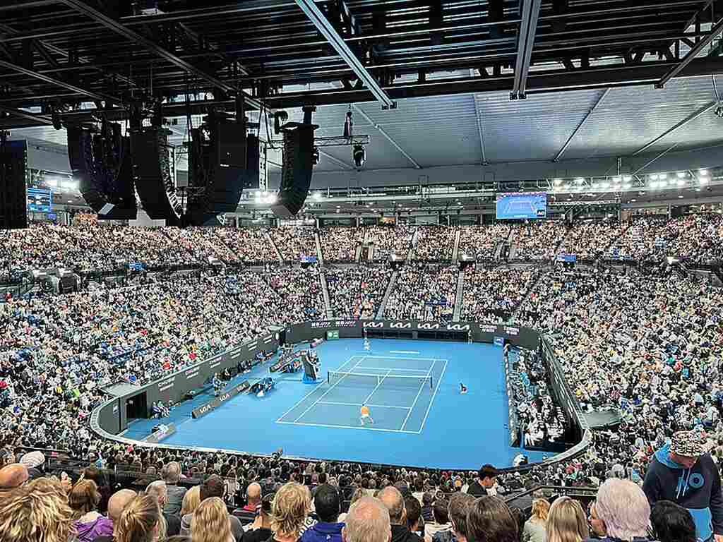 torcedores que entendem de apostas australian open assistindo a uma partida de tenis