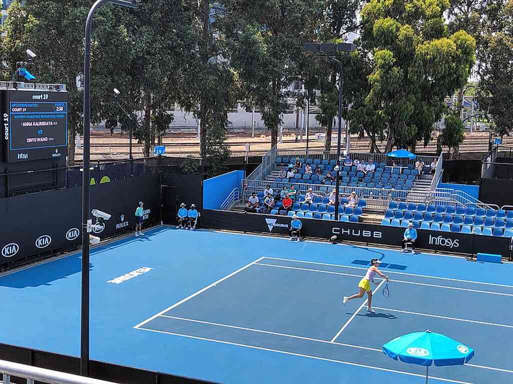 tenis que entende de apostas australian open praticando na quadra de tenis