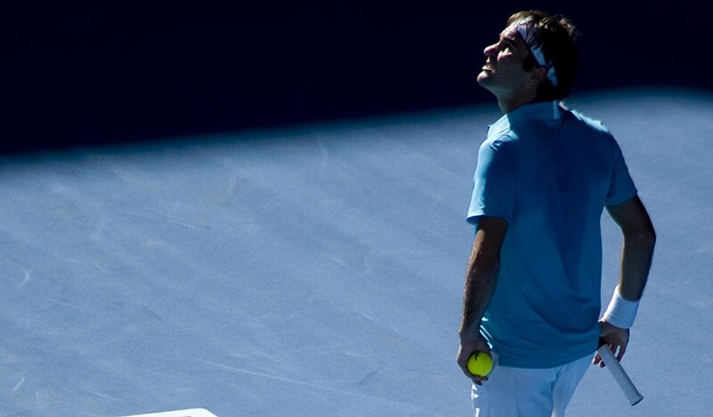 jogador que entende de apostas australian open segurando uma raquete e uma bola na quadra