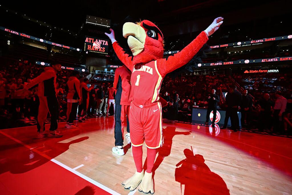 mascote do Atlanta Hawks historia animando a torcida em quadra