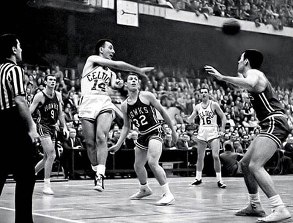 jogadores do celtics e do atlanta hawks historia em quadra se disputando