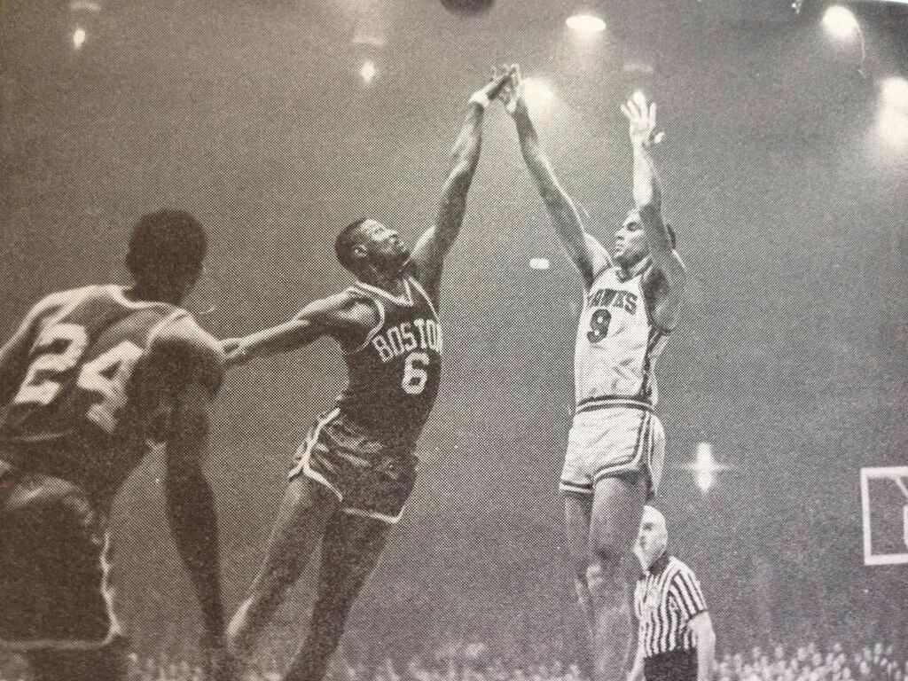 jogadores do celtics e do atlanta hawks historia se disputando em quadra na década de 1950