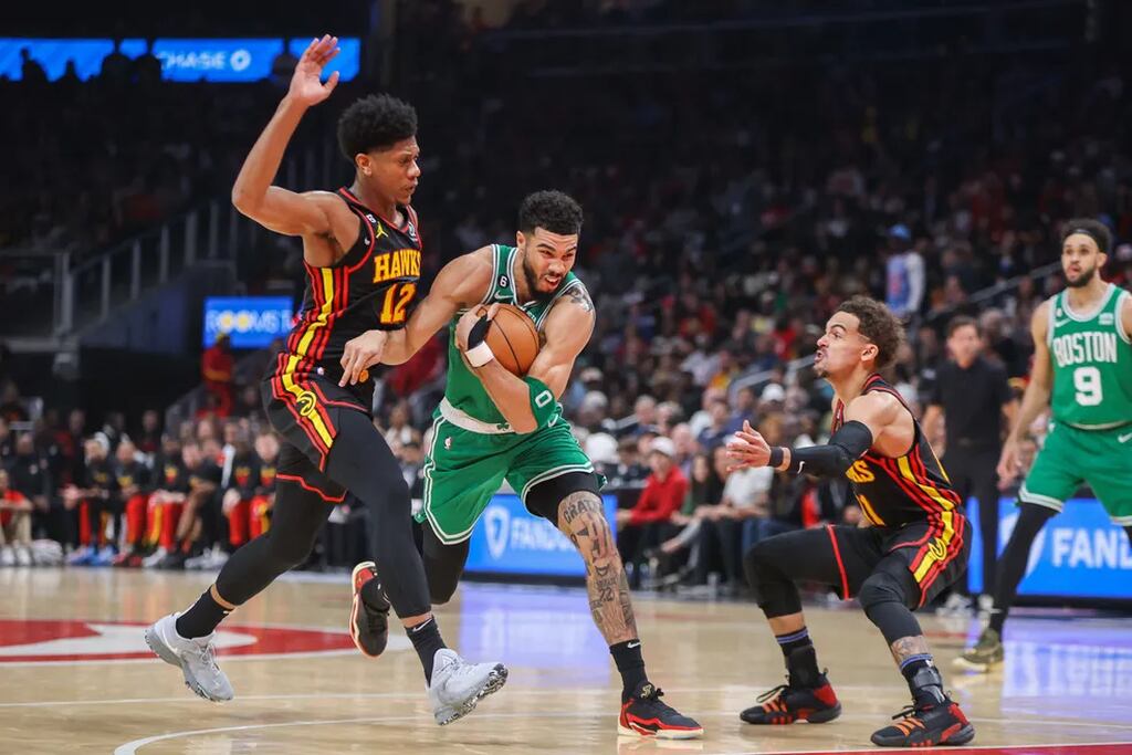 jogadores do atlanta hawks historia e do celtics se disputando em quadra, nos dias de hoje