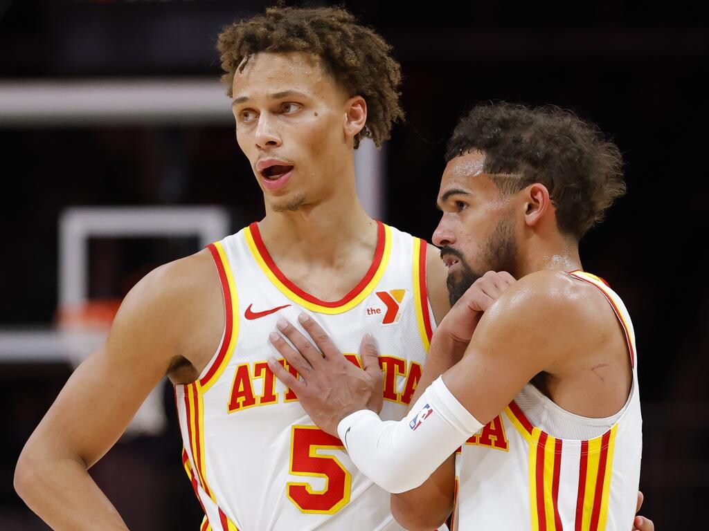 jogadores do atlanta hawks historia conversando em quadra