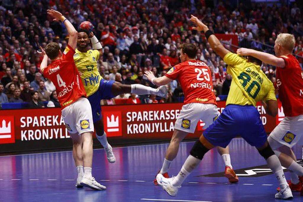 jogadores se disputando em uma partida do campeonato mundial de handebol