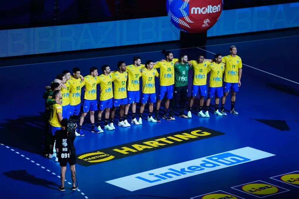 seleção do brasil reunida para uma foto no pré jogo do campeonato mundial de handebol