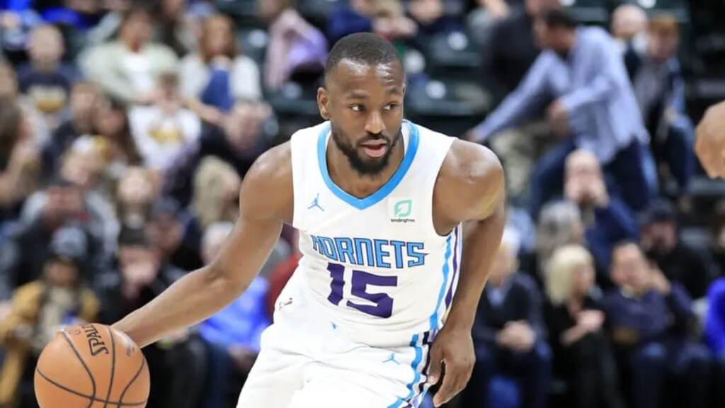 kemba walker do charlotte hornets historia em quadra com a bola em maos