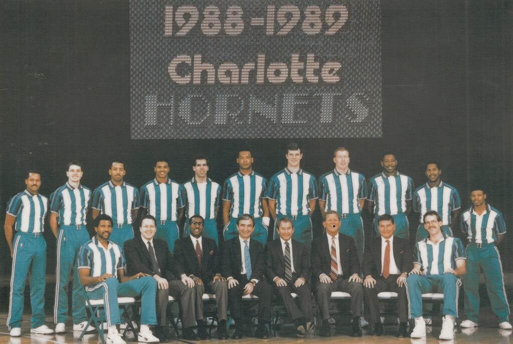 elenco de 1988/89 do charlotte hornets historia reunido para uma foto