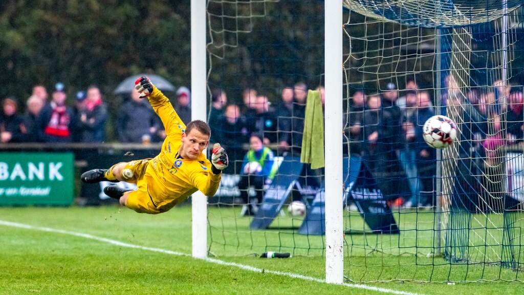 um goleiro que preveu o empate no primeiro tempo defende o time de um gol em campo