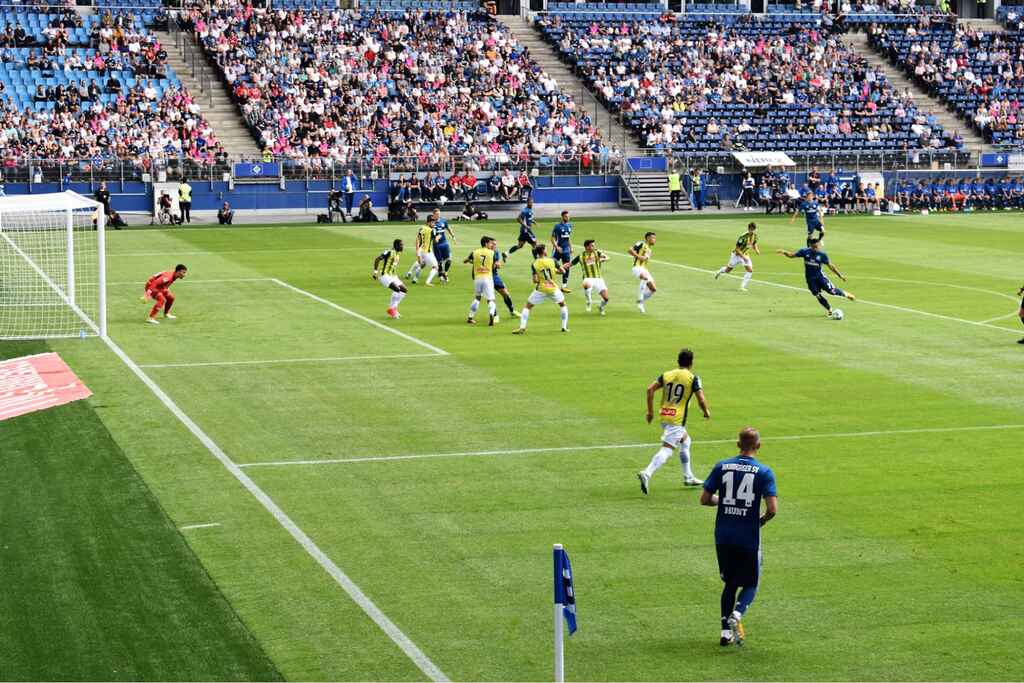 jogadores que esperam o empate no primeiro tempo disputam uma partida de futebol