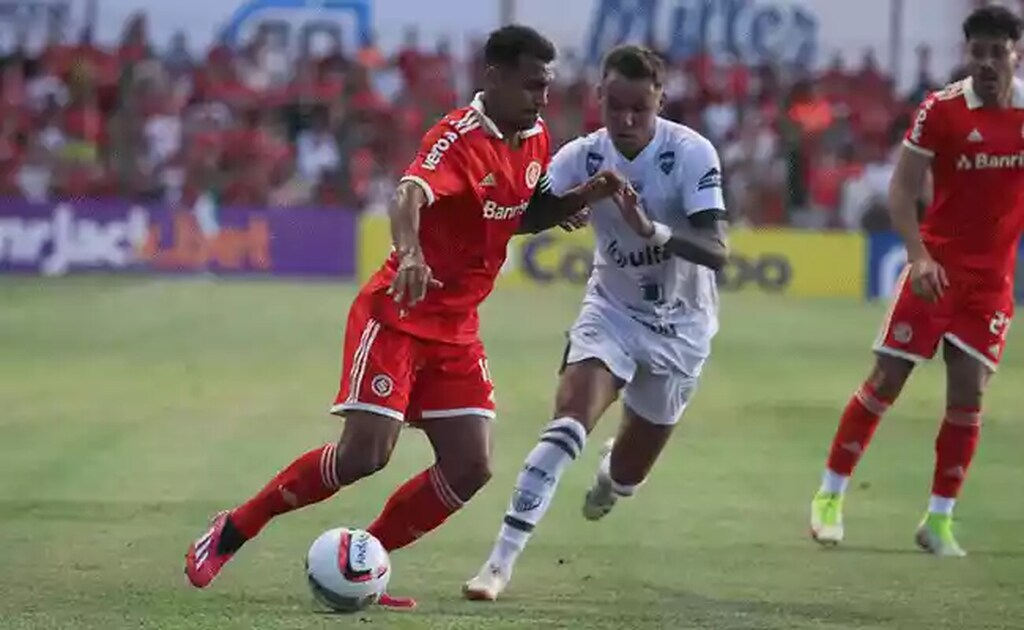 jogadores que esperam o empate no primeiro tempo se disputam em campo