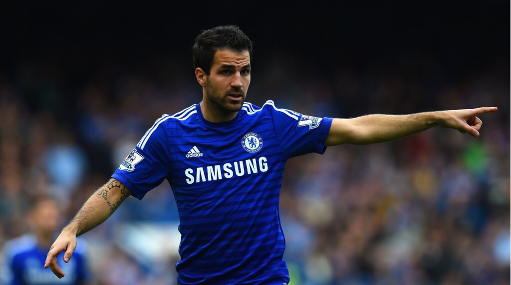 cesc fabregas em campo, ele é um dos Jogadores com mais assistências na história do futebol​