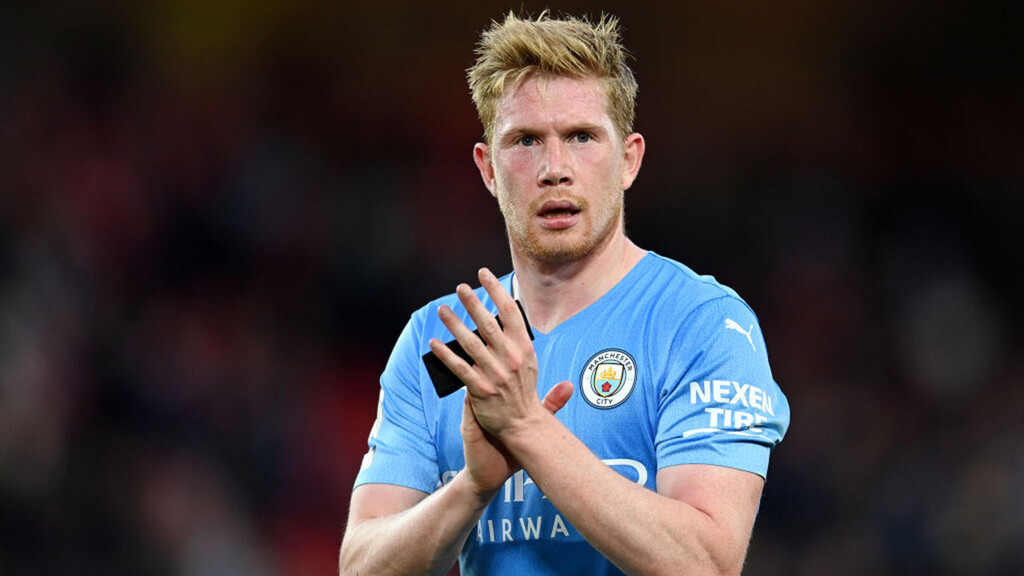 kevin de bruyne jogando pelo manchester city. ele é um dos Jogadores com mais assistências na história do futebol​