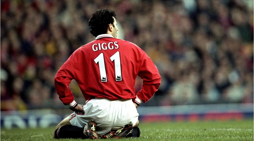 giggs ajoelhado, um dos Jogadores com mais assistências na história do futebol​